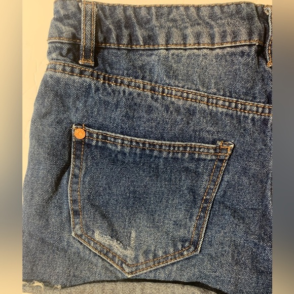 Refuge size 4 100% cotton dark denim distressed shorts with copper hardware - Picture 6 of 7